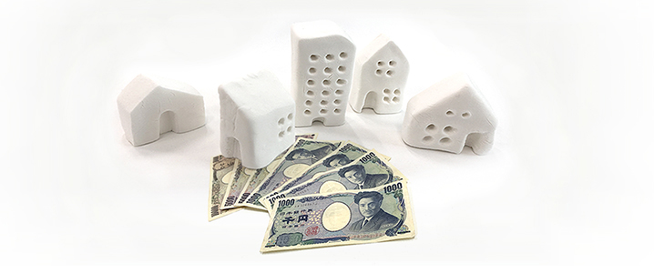 紙幣と建物模型による家賃保証のイメージ画像
